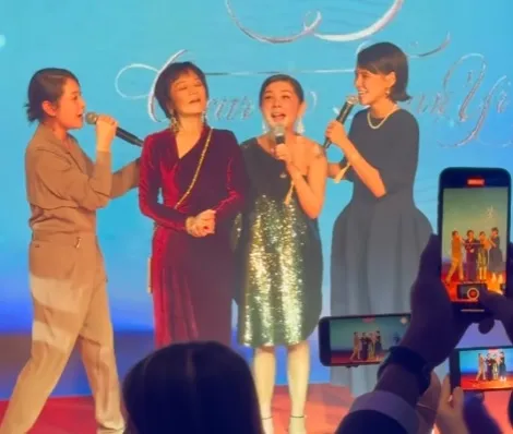 劉若英（左起）、張艾嘉、張清芳及李心潔一起獻唱《愛的代價》。翻攝王令塵IG