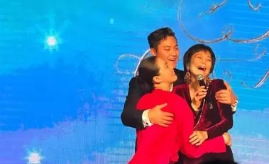 張艾嘉笑嫌兒子娶媳老在她面前抱來抱去 劉若英李心潔獻唱《愛的代價》