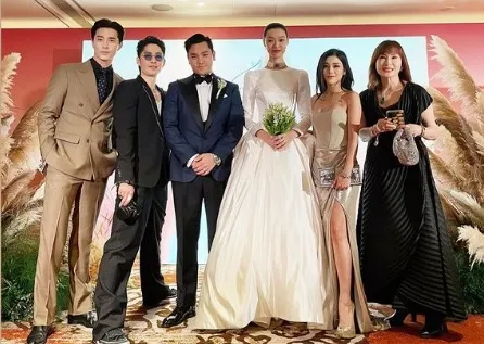 新人換穿另套白紗與親友合照。翻攝王令塵IG