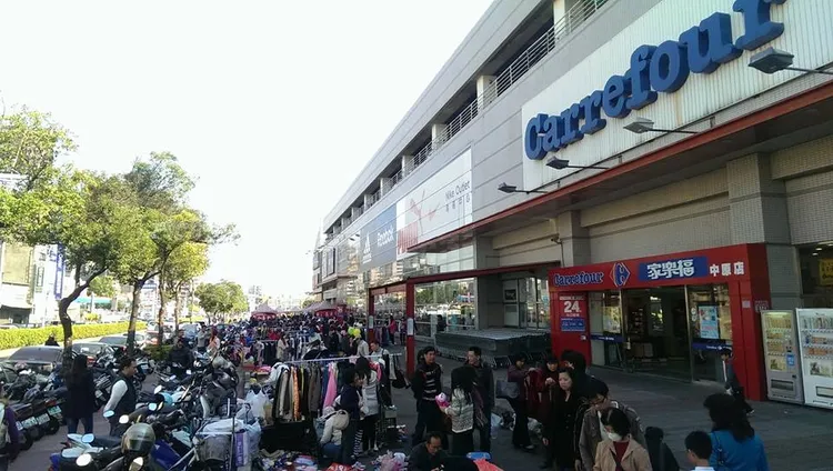 家樂福中原店外觀。翻攝自家樂福中原店臉書