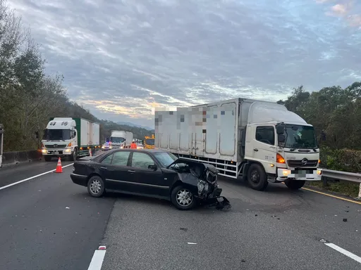 國1苗栗段賓士男疑身體不適　擦撞護欄害後方3車追撞釀回堵