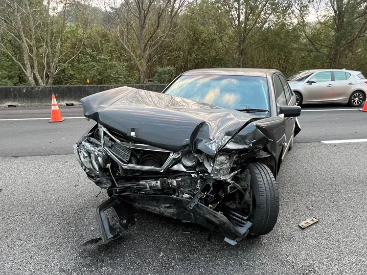 賓士車頭受損嚴重。民眾提供