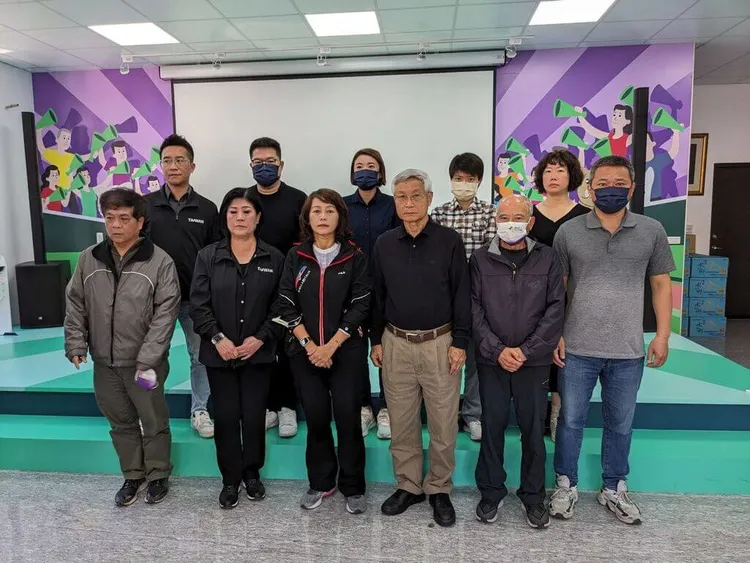 張美慧（前左3）與團隊31日鞠躬道歉，即日起暫停個人公開競選活動，將全力協助家屬處理治喪事宜。張美慧競選辦公室提供