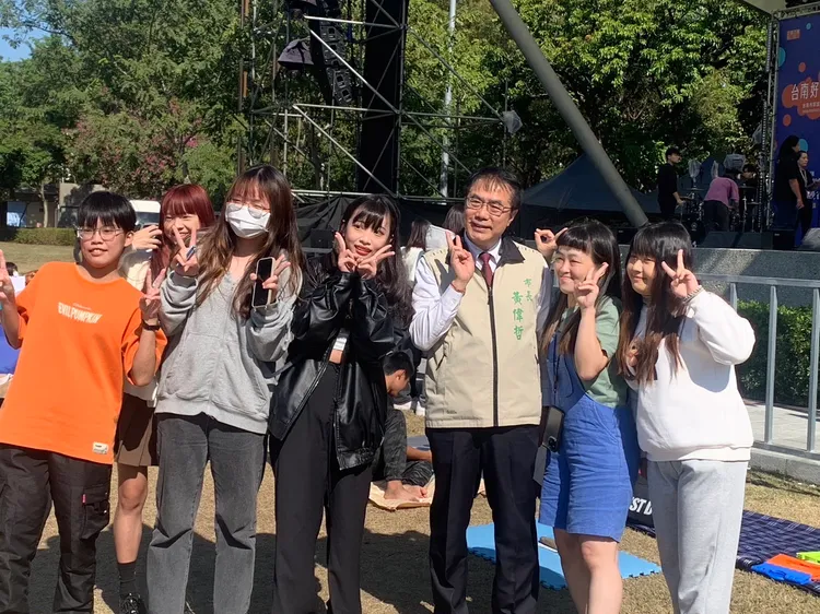 黃偉哲視察南灜跨年晚會。市府提供