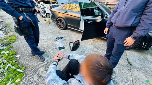 開賓士C系列卻掛E系列車牌!害車主狂收罰單 警守株待兔圍捕搜出這東西