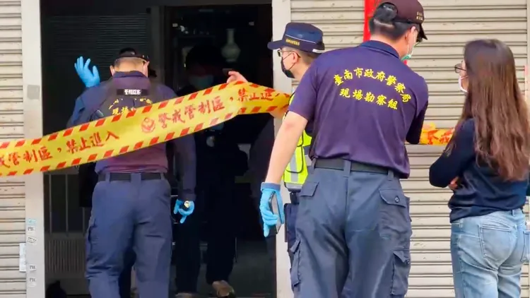 死者女兒趕回家關切。王志弘攝