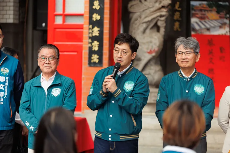 現任立委蔡適應也到現場推薦鄭文婷。民進黨提供