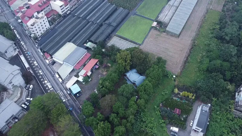 國民黨立委馬文君位於南投國有農地的住所(中淺藍色屋頂)遭爆是違建農舍,南投縣府6日表示,此建物沒有申請執照,依程序由公所查報,再由縣府依相關法規處理、裁罰。中央社(民眾提供)