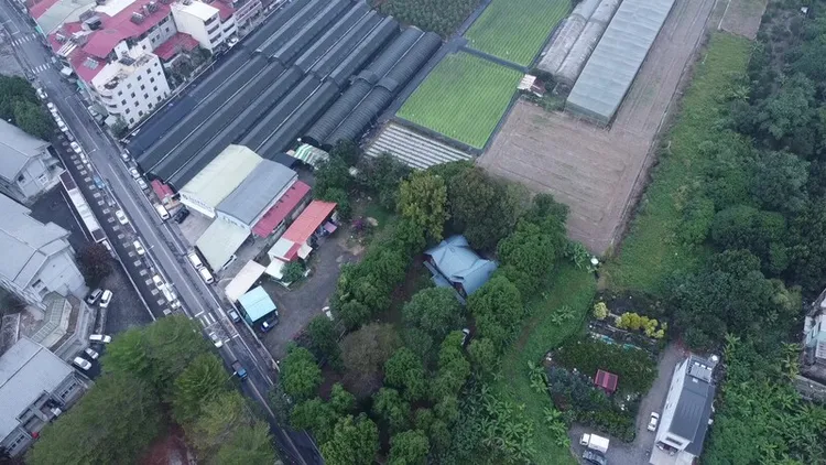 國民黨立委馬文君位於南投國有農地的住所（中淺藍色屋頂）遭爆是違建農舍，南投縣府6日表示，此建物沒有申請執照，依程序由公所查報，再由縣府依相關法規處理、裁罰。中央社（民眾提供）