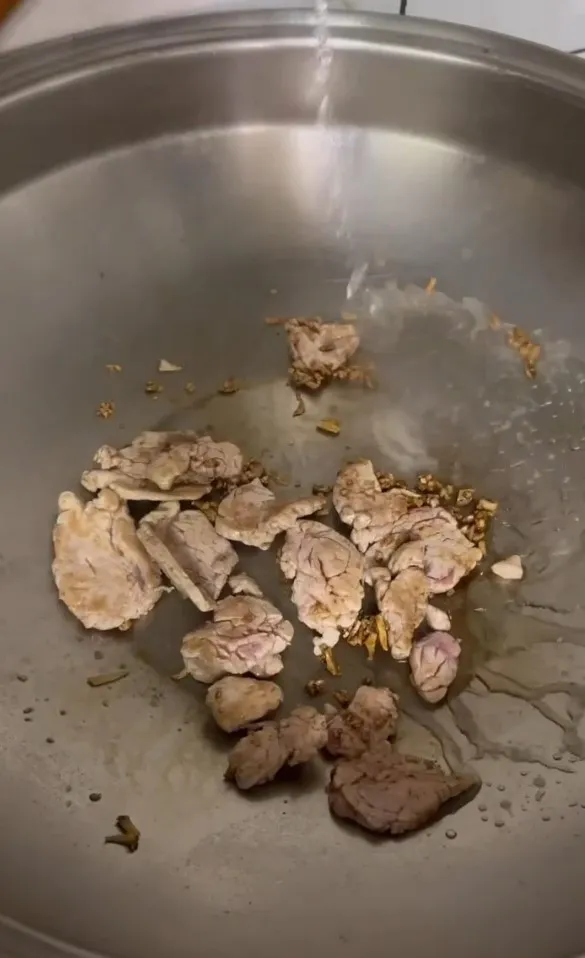 食材準備：薑末、豬肉片、豆芽菜、
醬汁：麻油、米酒、醬油、糖。IG @food_ootd 提供