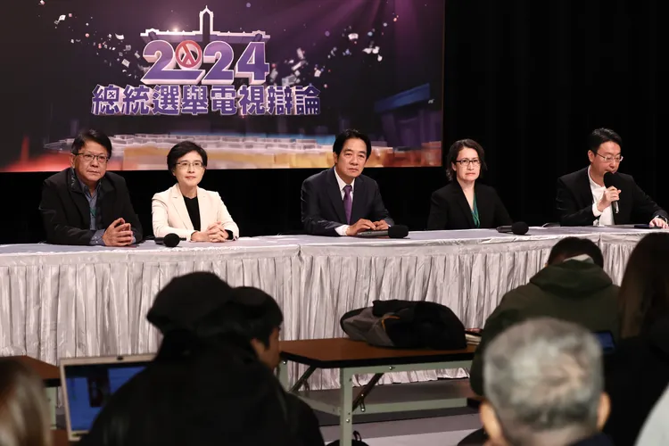 賴清德跟副手蕭美琴等人一同出席記者會。彭欣偉攝