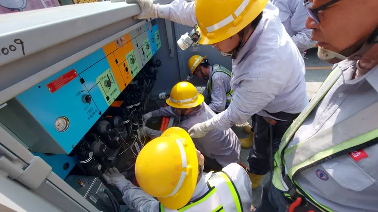 施工課同仁於歲修期間，將一般的四路氣封室開關汰換為四路自動化開關。台電提供