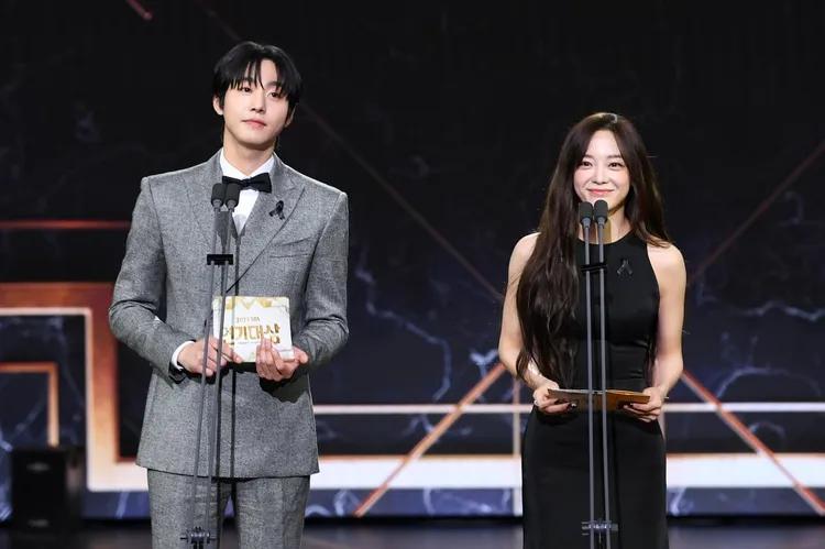 《社內相親》安孝燮（左）、金世正組成的「夏泰CP」是去年最佳情侶獎得主。翻攝SBS