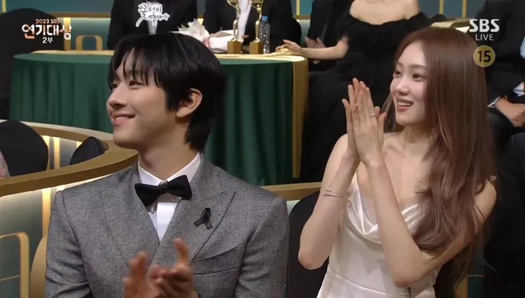 安孝燮（左）、李聖經在《浪漫醫生金師傅2、3》組成「恩宇CP」。翻攝SBS