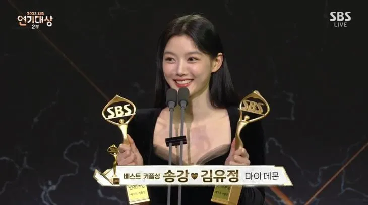 《與惡魔有約》宋江、金裕貞拿下最佳情侶獎，宋江因有事缺席。翻攝SBS