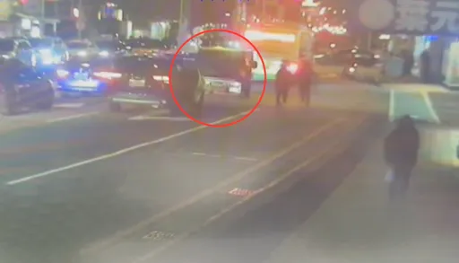 偷車賊拒檢上演街頭狂飆 撞民車落網好狼狽!遭警壓制苦哀嚎