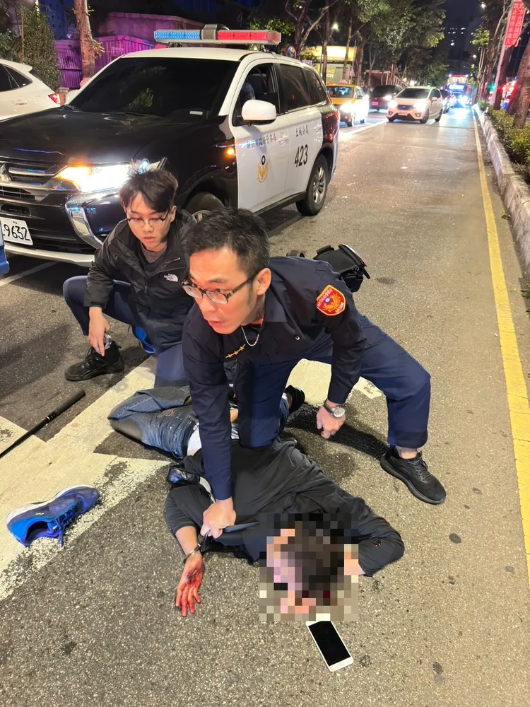 偷車賊遭警方壓制逮捕，手部、頭部等多處擦挫傷，在地上不斷哀嚎。翻攝畫面