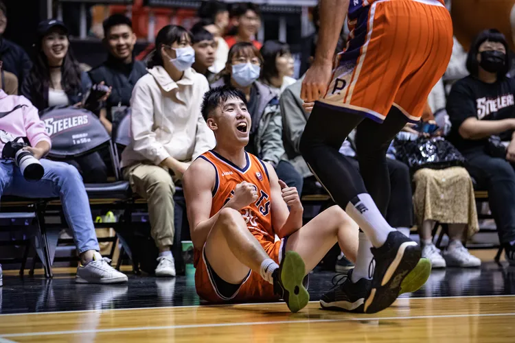 白曜誠(左)投進追平3分球。PLG