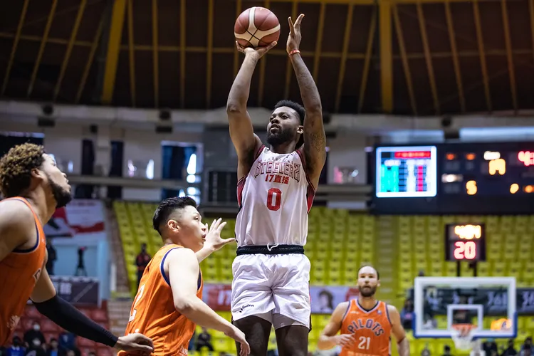 鐵米(中)跳投。PLG