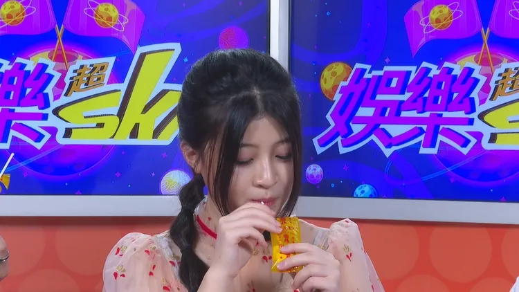 Gail嘗試台灣兒時零食。民視提供