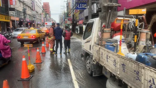 板橋鬧區水管破大面積滲水 11店家受影響!上午10時開挖搶修