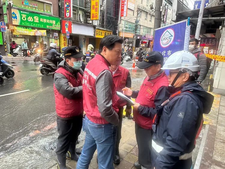 新北市副市長朱惕之獲報後趕抵現場，邀集相關單位研訂後續搶修方案及相關民生供水措施。翻攝畫面