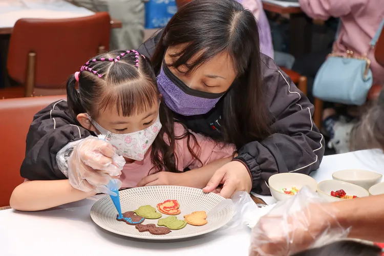 高雄洲際酒店邀請伊甸基金會參加手作DIY恐龍造型餅乾。業者提供
