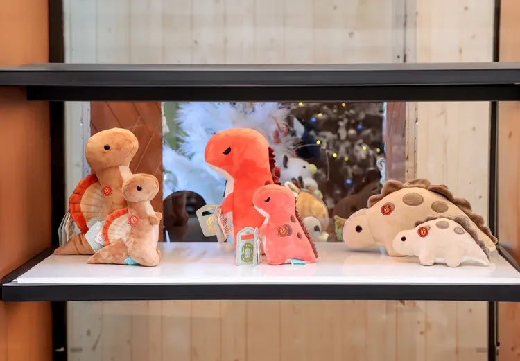 「幸福龍樂園」聖誕愛心認購恐龍玩偶，賓客可收藏一隻洲際限定徽章款大恐龍、另一隻小恐龍則會捐贈予伊甸基金會的慢飛天使，活動至2024/1/31止。業者提供