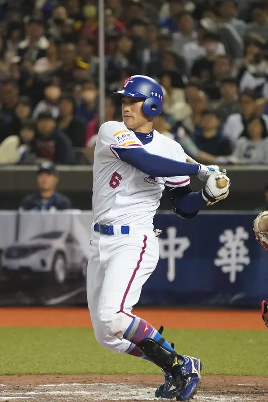 023亞洲棒球錦標賽開幕戰上演「台韓大戰」，3日晚間在台北大巨蛋登場，台灣隊林承飛（前左）1局下半敲安上壘，也是大巨蛋正式賽首支安打。 中央社