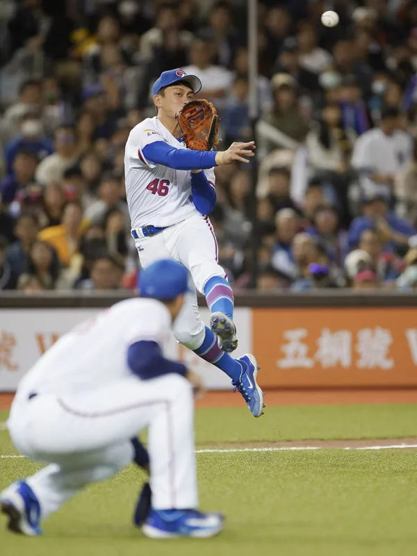 2023第30屆亞洲棒球錦標賽3日在台北大巨蛋進行「台韓大戰」，台灣隊三壘手劉基鴻（後中）演出美技守備。 中央社