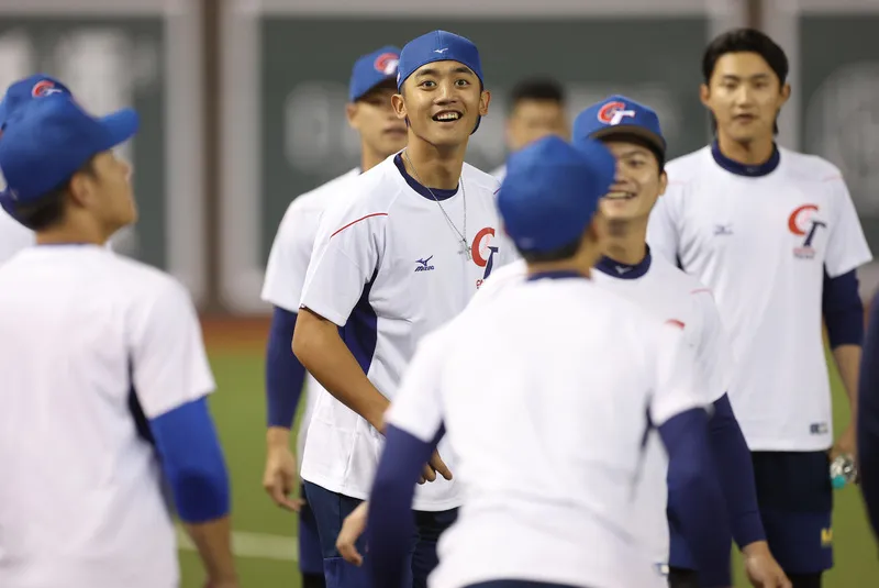 2023第30屆亞洲棒球錦標賽即將登場,2日下午在台北舉辦開賽記者會,亞錦賽台灣隊長拿莫.伊漾(中)受訪表示,預計晚間會跟大家集合喊話,「希望大家進入狀況,我們很清楚目標就是拿冠軍,也希望有打亞冠賽的選手,把好手感延續到亞錦賽」。中央社