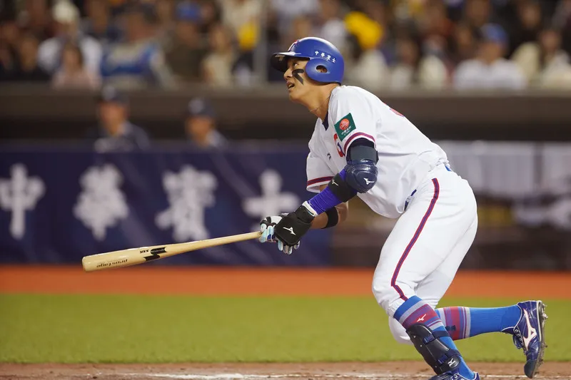 2023亞洲棒球錦標賽「台韓大戰」3日晚間在台北大巨登場,台灣隊隊長拿莫.伊漾3局下半敲出深遠二壘安打,助隊站上得點圈,也是大巨蛋正式賽首支長打。 中央社