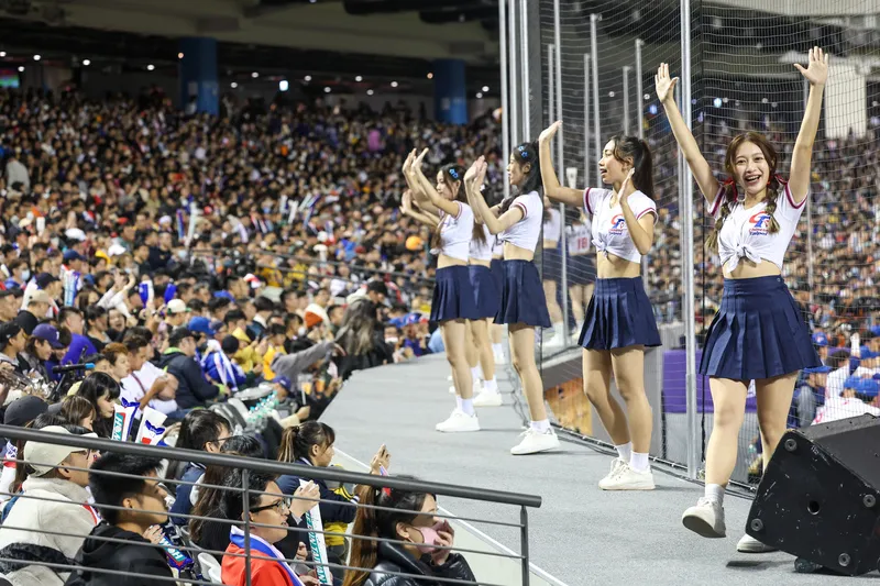 台灣隊專屬啦啦隊ct Girls在場邊炒熱氣氛,率領全場球迷熱情應援。中央社