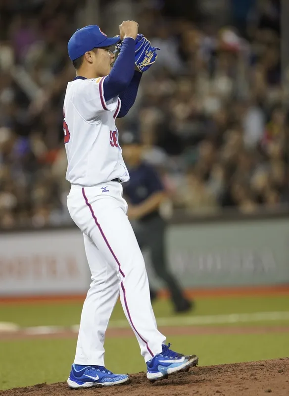 2023第30屆亞洲棒球錦標賽3日晚間在台北大巨蛋上演台韓大戰,台灣隊後援投手孫易磊(圖)登板後援,9局成功解決韓國隊最後一名打者,振臂慶祝。 中央社