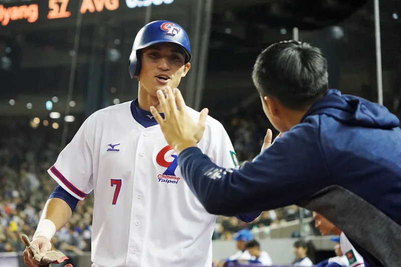 2023亞洲棒球錦標賽3日開幕,晚間首戰由地主台灣隊與韓國隊在台北大巨蛋交手,台灣隊陳文杰(左)4局下半為隊跑回第4分,擴大領先優勢。 中央社