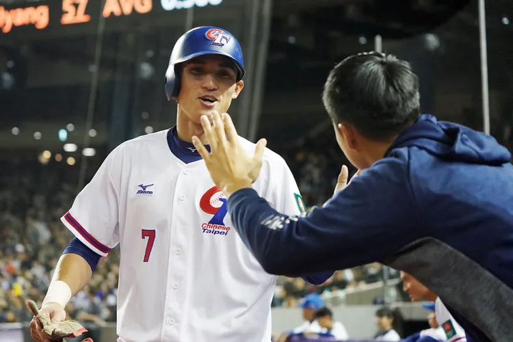 2023亞洲棒球錦標賽3日開幕，晚間首戰由地主台灣隊與韓國隊在台北大巨蛋交手，台灣隊陳文杰（左）4局下半為隊跑回第4分，擴大領先優勢。 中央社