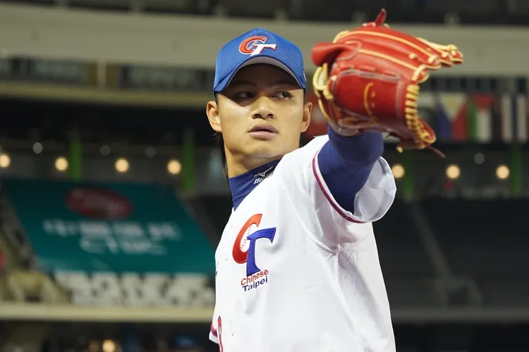 徐若熙踏上投手丘投出歷史性第1球，就讓韓國隊打者揮棒落空，隨後也投出第1次三振，並在1局上演出3上3下。中央社