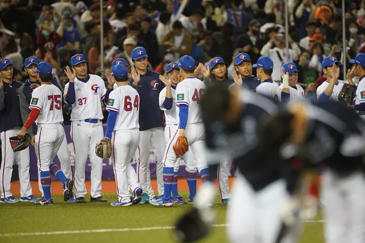 台北大巨蛋3日迎接首場國際級正式賽，2023亞洲棒球錦標賽開幕戰晚間登場，地主台灣隊（後白衣）終場以4比0擊敗韓國隊，拿下大巨蛋歷史性首勝，賽後選手開心在場中列隊擊掌致意。 中央社