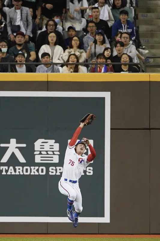 2023亞洲棒球錦標賽3日在台北大巨蛋開幕,晚間由台灣隊與韓國隊率先交手,4局上半韓國進攻,台灣隊陳孝允(圖)美技接殺打者右外野飛球。 中央社