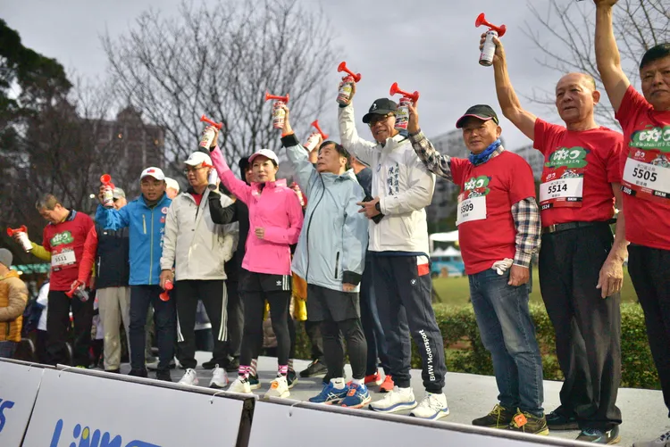 交通局局長鍾鳴時率領貴賓主持5公里組鳴槍儀式宣布開跑。公所提供