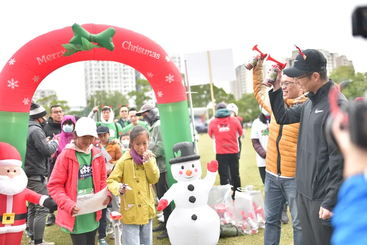 區長廖武輝主持親子定向探險組鳴槍儀式，宣布歡樂開跑。公所提供