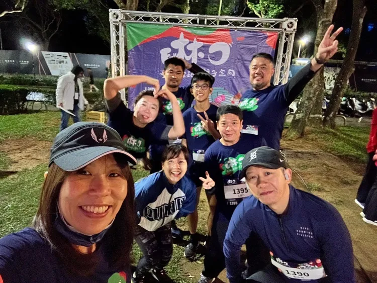 顏姓女跑者(左一)與來自台中的20年的大學同學們一起參與聖誕路跑，用健康來維繫情誼，相約明年再來。民眾提供
