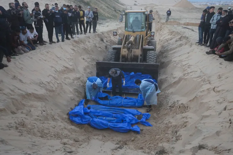 加薩地區遭以色列轟炸致死的民眾埋入集體墳墓。美聯社