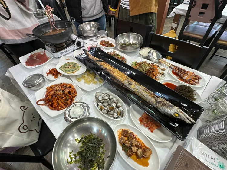 順天灣濕地附近餐廳「蘆葦田食堂」泥蚶定食+海鮮湯，白帶魚另外點購。陳怡文攝