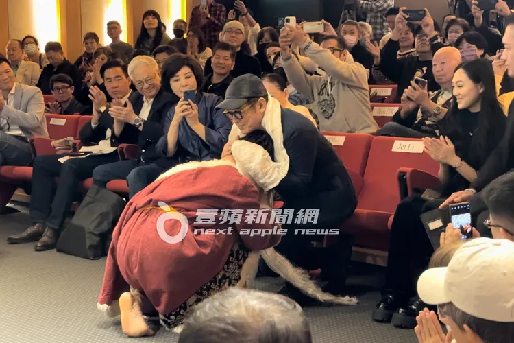 李連杰帶著女兒Jane在誠品信義店分享新書，與台上表演者互動。特勤中心攝