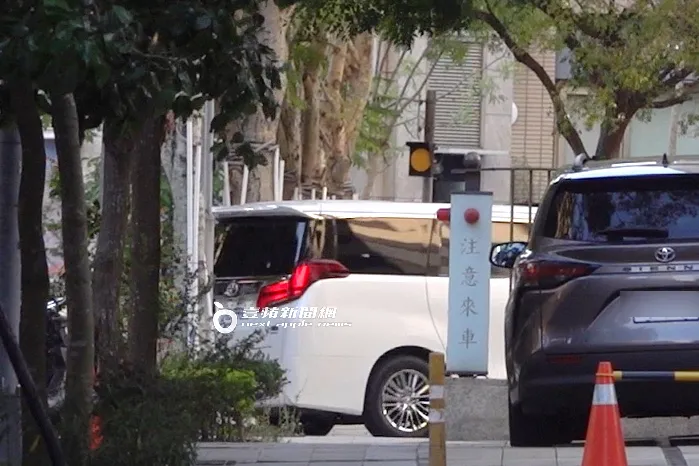 李連杰座駕再度甩開粉絲跟車後，才低調返回向家的豪宅。特勤中心攝