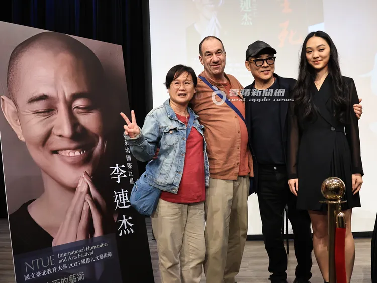 李連杰（右二）與女兒Jane開心跟粉絲合影。特勤中心攝