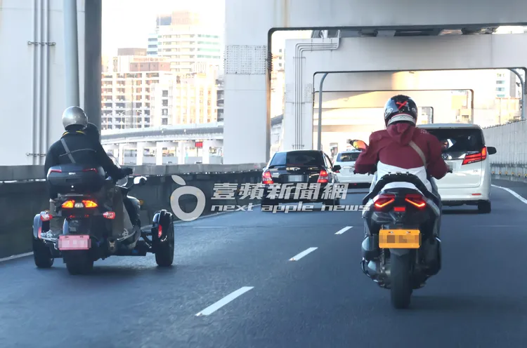 李連杰與女兒座駕在環東大道上狂飆，2台重機騎士緊跟在後。特勤中心攝