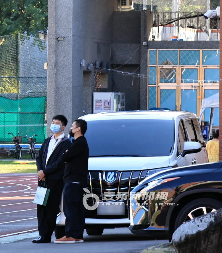 李連杰搭乘的315萬Toyota Alphard油電保母車在場外等候。特勤中心攝