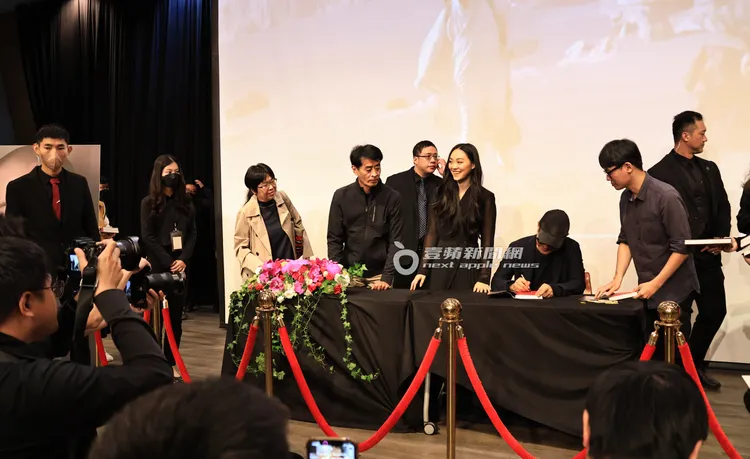 李連杰會後舉辦簽書會，身旁增加了3名保鑣，維安等級提高。特勤中心攝